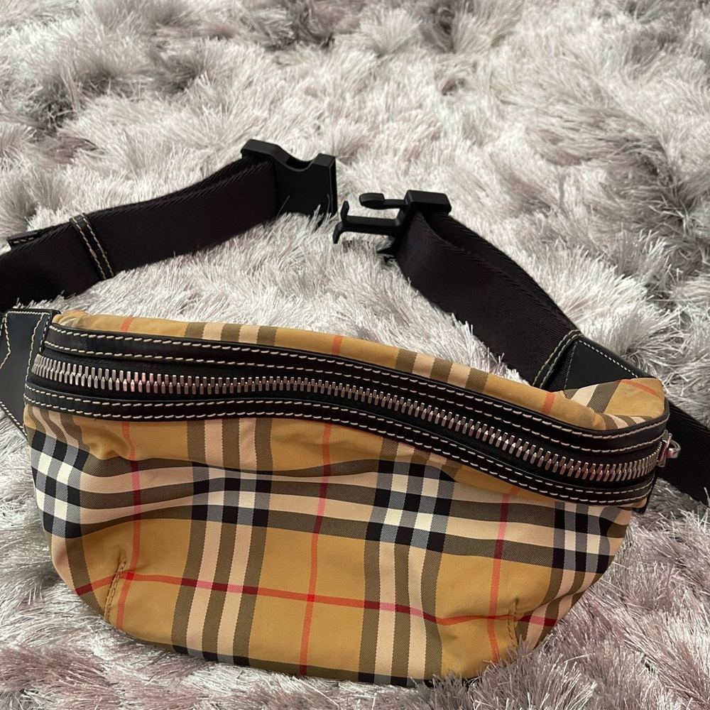 OFFERS WELCOMED💓Burberry classic check waist bag.